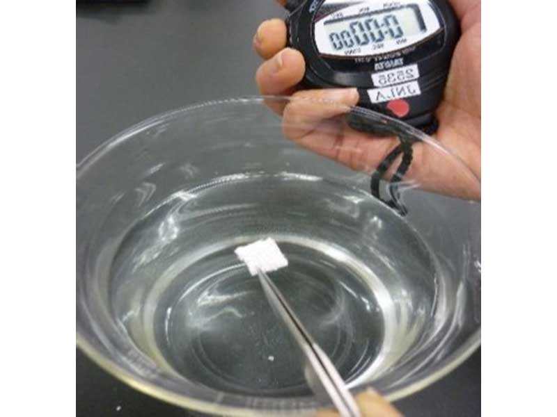 試驗片放入水中